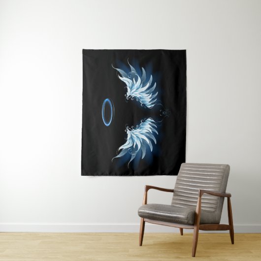 Blue Glows Angel Wings auf schwarzem Hintergrund Wandteppich (Beispiel)