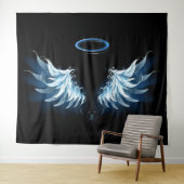 Blue Glows Angel Wings auf schwarzem Hintergrund Wandteppich (Beispiel (Horizontal))