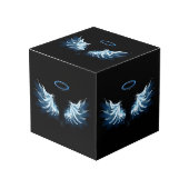 Blue Glows Angel Wings auf schwarzem Hintergrund Würfel (Vorderseite Schrägansicht)