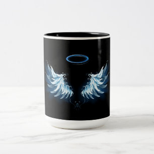 Blue Glows Angel Wings auf schwarzem Hintergrund Zweifarbige Tasse