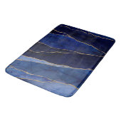 Blue & Gold Agate Modern Glam Minimaler Chic Badematte (Schrägansicht)