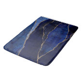Blue & Gold Agate Modernes Glam Minimal Chic Bath Badematte (Schrägansicht)