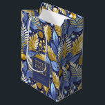 Blue Gold Christmas Merry Pattern#22 ID1009 Mittlere Geschenktüte<br><div class="desc">Wenn Sie sich fragen, welche Farbkombinationen Sie für Ihre Weihnachtsdekoration und Geschenkartikel in diesem Jahr auswählen sollten, habe ich Sammlungen von aufeinander abgestimmten Mustern erstellt, um das Leben ein wenig leichter zu machen. Diese Weihnachtsgeschenktüte verfügt über auffällige Aquarellbilder mit Beeren und Weihnachtsschmuck in tiefblau und gold mit einer Vorlage, um...</div>