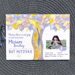 Blue & Gold Glitzer Tree of Life Bat Mitzvah Einladung<br><div class="desc">Feiern Sie Ihr Bat Mitzvah mit einem blauen und goldenen glitterigen Baum des Lebensdesigns. Die Einladungen beinhalten ein Foto mit schimmernden blauen Blätter. Übertragen Sie dieses gedrehte Baumdesign auf eine andere Party- oder Kartendekoration. Personalisieren Sie den Text einfach und positionieren Sie ihn neu!</div>