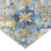 Blue Gold White Christmas Snowflakes Tischdecke (Schrägansicht)