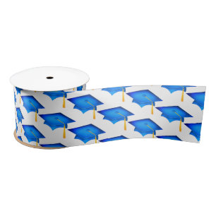 Blue Graduation Caps auf weiß Satinband