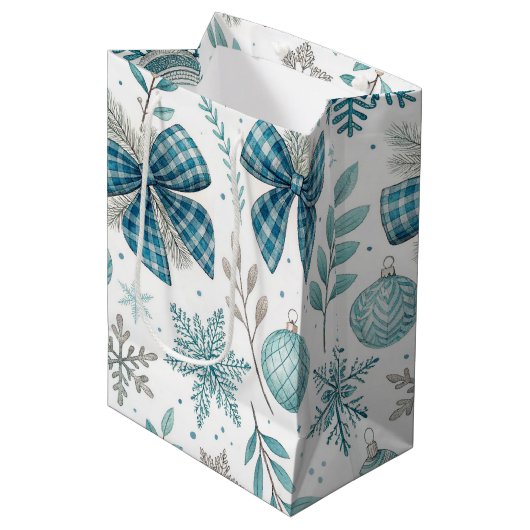 BLUE & GRAY CHRISTMAS BALLS & BOWS MITTLERE GESCHENKTÜTE (Vorderseite Schrägansicht)