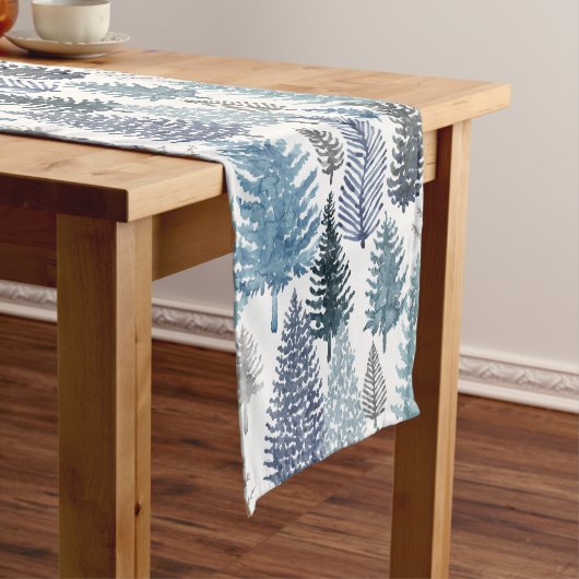 Blue Gray Winter Pine Trees Holiday Table Runner Kurzer Tischläufer (Beispiel)