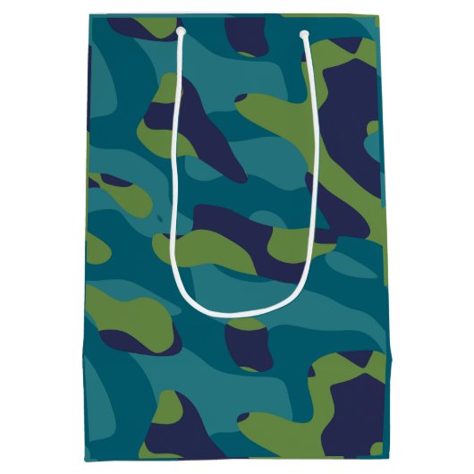 Blue Green and Teal Camo Abstract Mittlere Geschenktüte (Rückseite)