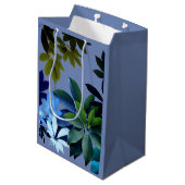 Blue & Green Foliage Custom Gift Bagte Mittlere Geschenktüte (Rückseite Schrägansicht)