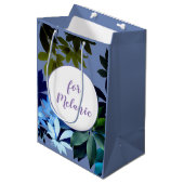 Blue & Green Foliage Custom Gift Bagte Mittlere Geschenktüte (Vorderseite Schrägansicht)