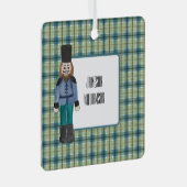 Blue & Green Nutcracker auf Kariert Ornament Aus Metall (Vorderseite Rechts)