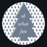 Blue Green Oh What Fun Christmas Tree Muster Runder Aufkleber<br><div class="desc">Moderne Weihnachtsdesigns mit blauem Weihnachtsbaummuster und Text "Oh What Fun" auf blaugrünem Weihnachtsbaum. Wenn Sie Hilfe oder passende Produkte benötigen,  kontaktieren Sie uns bitte über unseren Shop.</div>