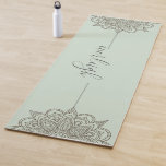 Blue Green Script Name Mandala Yoga Mat Yogamatte<br><div class="desc">Eine moderne,  attraktive personalisierte Schriftenbezeichnung pastellblau-grüne Yoga-Matte mit geblümtem Mandala-Universum-Symbol und einer trendigen Schriftzeichen-Schriftart namaste; für Ihre Yoga-Übungsteilnehmer oder Ihre alltägliche Übung! Modernes Design.</div>
