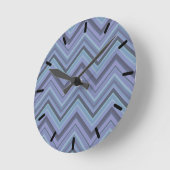 Blue-Grey Zigzag Stripes Runde Wanduhr (Winkel)