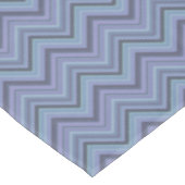 Blue-Grey Zigzag Stripes Tischdecke (Schrägansicht)