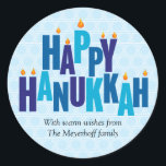 Blue Hanukkah Candle Lights Runder Aufkleber<br><div class="desc">Der Gruß "Happy Hanukkah" wird auf diesem Aufkleber in tonalblauen Farben dargestellt. Die gestapelten Briefe dienen als Menorah mit kleinen Flammen, die auf neun "Kerzenbriefen" brennen. Der blassblaue Hintergrund besteht aus ineinander greifenden Sternen von David. Fügen Sie unten Ihre eigene Nachricht hinzu oder löschen Sie den Platzhalter-Text, um den Bereich...</div>