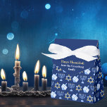 Blue Hanukkah Menorah Dreidel Niedliches kundenspe Geschenkschachtel<br><div class="desc">Schöne Hanukkah Gastgeschenk Box in hübschem Blau mit einem coolen Muster des Judentums Sterne,  dreidel für lustige Chanukah-Spiele,  und die jüdische Menorah für den Urlaub. Personalisieren Sie mit Ihrer eigenen Geschenkbotschaft aus Ihrer Familie.</div>