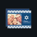 Blue Hanukkah Stars von David Pattern Foto Moderne Feiertagspostkarte<br><div class="desc">Mit Fett*fa*tin entworfen. Einfach mit eigenen Texten,  Fotos oder Bildern anpassen. Für individuelle Anfragen wenden Sie sich bitte direkt an fat*fa*tin. Es gelten benutzerdefinierte Gebühren. www.zazzle.com/fat_fa_tin www.zazzle.com/color_therapy www.zazzle.com/fatfatin_blue_knot www.zazzle.com/fatfatin_red_knot www.zazzle.com/fatfatin_mini_me www.zazzle.com/fatfatin_box www.zazzle.com/fatfatin_design www.zazzle.com/fatfatin_ink</div>