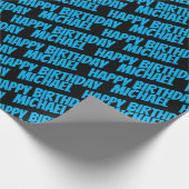 Blue Happy Birthday und Boy Name Pattern Black Geschenkpapier (Ecke)