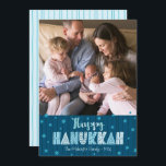 Blue Happy Hanukkah Foto Moderne Fun Typografie Feiertagskarte<br><div class="desc">"Happy Hanukkah." Spaß, spielerische, skurrile handgefertigte Typografie, zusammen mit einem zufälligen Star of David Muster in staubblauem Himmel, überlagern die blau gezeichneten Linien der Mitternachtsnacht auf einem dunkelblauen Hintergrund, zusammen mit einem Foto Ihrer Wahl, helfen Ihnen, in Hanukkah zu lancieren. Handgezeichnete türkisfarbene Linien überlagern einen hellaquablauen Hintergrund auf der Rückseite....</div>