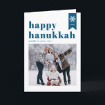 Blue Happy Hanukkah Typografie Snowflakes Foto Feiertagskarte<br><div class="desc">Happy Hanukkah! | Senden Sie Ihre Urlaubswünsche mit dieser benutzerdefinierbaren Hanukkah-Fotokarte. Es zeichnet sich durch eine blaue Retro-fette Typografie,  einen schlichten Schneeflocken-Akzent und festliche Muster aus. Personalisieren Sie diese durch Hinzufügen von Namen,  Jahr und Foto. Diese festliche Foto Happy Hanukkah-Karte ist in verschiedenen Farben und Cardstock erhältlich.</div>