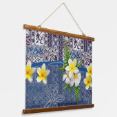 Blue Hawaiian Tapa und Plumeria Wandteppich Mit Holzrahmen (Gewinkelt)