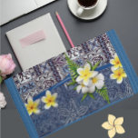 Blue Hawaiian Tape and Plumeria Wallet Tri-fold Geldbeutel<br><div class="desc">Ein Tapa Fusion (TM) Design - eine J Marielle entwirft exklusiv. Dies ist ein atemberaubender Druck für Bett & Bad. Ein traditionelles hawaiianisches Tapa mit einem hübschen botanischen Overlay schafft einen zeitlosen Stil. Die Schönheit und der Reiz der hawaiianischen Inseln kennt keine Grenzen. Es ist ein Ort und Kultur, geliebt...</div>