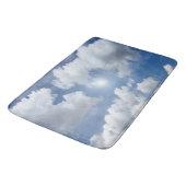 Blue Heaven Clouds + Ihr Text und Ihre Ideen Badematte (Schrägansicht)