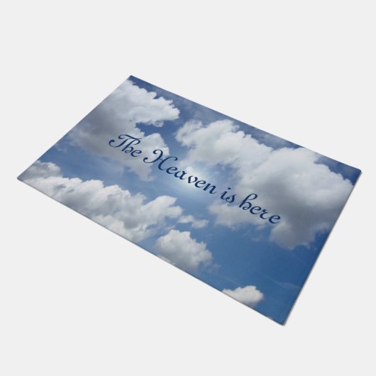 Blue Heaven Clouds + Ihr Text und Ihre Ideen Fußmatte (Schrägansicht)