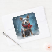 Blue Heeler Dog in Schnee Weihnachten Quadratischer Aufkleber (Umschlag)