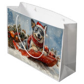 Blue Heeler Hund in Sledge Lass es Schnee Weihnach Große Geschenktüte (Rückseite Schrägansicht)