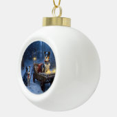 Blue Heeler Snowy Sleigh Weihnachtsdekor Keramik Kugel-Ornament (Rechts)
