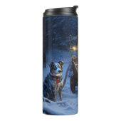 Blue Heeler Snowy Sleigh Weihnachtsdekor Thermosbecher (Nach links gedreht)
