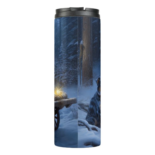 Blue Heeler Snowy Sleigh Weihnachtsdekor Thermosbecher (Rückseite)