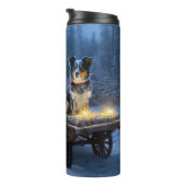 Blue Heeler Snowy Sleigh Weihnachtsdekor Thermosbecher (Nach rechts gedreht)