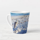 Blue Heron am Strand Latte Tasse (Linke Ecke)