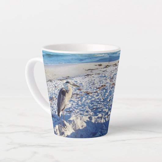 Blue Heron am Strand Latte Tasse (Linke Ecke)