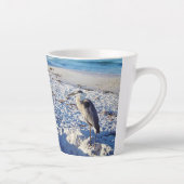 Blue Heron am Strand Latte Tasse (Rechts)