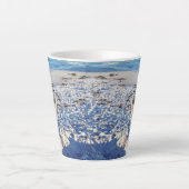 Blue Heron am Strand Latte Tasse (Vorderseite)