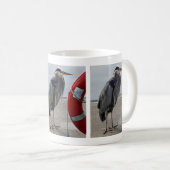 Blue Heron Stehend von Life Ring on Beach Tasse (VorderseiteRechts)