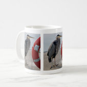 Blue Heron Stehend von Life Ring on Beach Tasse (Vorderseite Links)