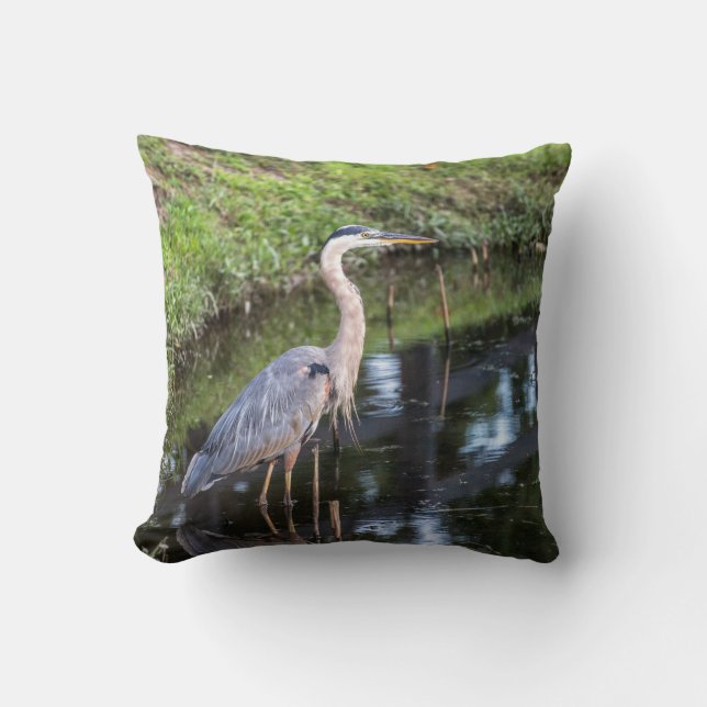 Blue Heron Wading in Water Kissen (Vorderseite)
