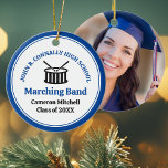 Blue High School Marching Band Custom Christmas Keramik Ornament<br><div class="desc">Diese moderne,  individuell blaue High School Marching Band Weihnachtsschmuck zeigt den Student und Band-Namen unter den Schlagzeug. Individuell für Symphonic-,  Windensemble- oder Konzertkapelle-Mitglieder oder deren Regisseur für ein großartiges Abschluss-Sake-Geschenk.</div>