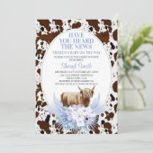 Blue Highland Cow Boho Floral Baby Dusche Einladung (Stehend Vorderseite)