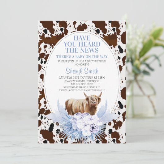 Blue Highland Cow Boho Floral Baby Dusche Einladung (Stehend Vorderseite)