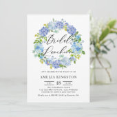 Blue Hydrangea Blume Wreath Bridal Luncheon Einladung (Stehend Vorderseite)