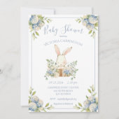 Blue Hydrangea Bunny Rabbit Baby Dusche Einladung (Vorderseite)