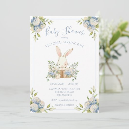Blue Hydrangea Bunny Rabbit Baby Dusche Einladung (Stehend Vorderseite)