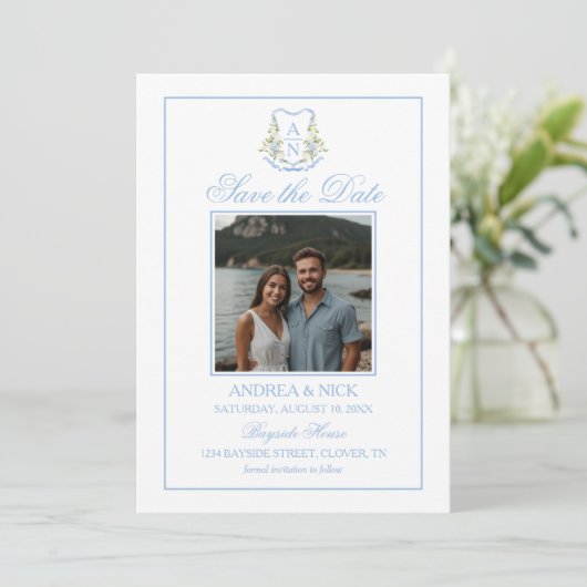 Blue Hydrangea Crest Monogram QR Code Save The Date (Stehend Vorderseite)